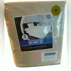 NWT 3 piece twin bedsheet set 100% polyester